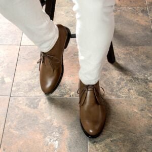 Stylish Pale Rose Sole Chukka Boots - Image 5