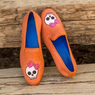 Bold orange linen meets soft suede for a look that stands out. Lined with bright blue leather for a touch of luxury, these slippers are perfect for stylish days at home or casual walks outside.